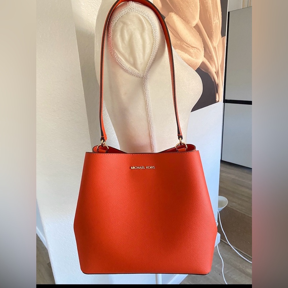 Michael Kors Pratt Medium Bucket 
Shoulder Tote Bag